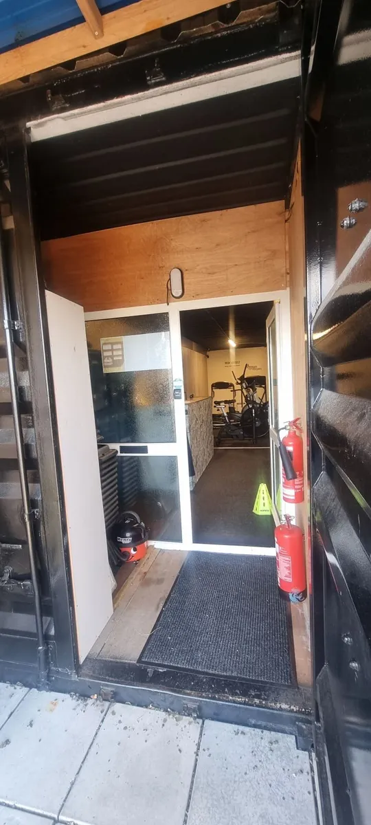 Workshop, built from Containers - Image 4