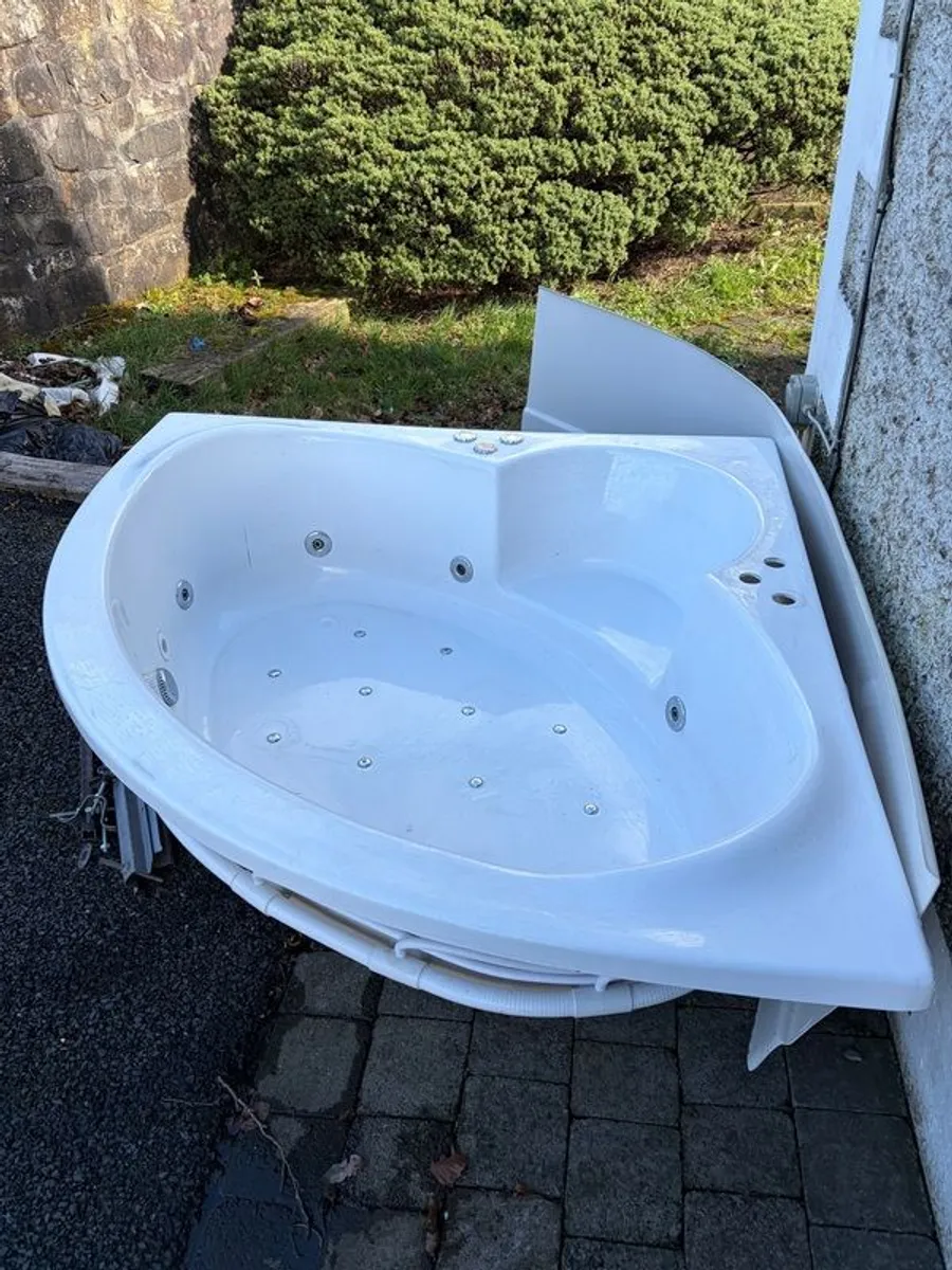 Corner jacuzzi bath - Image 2