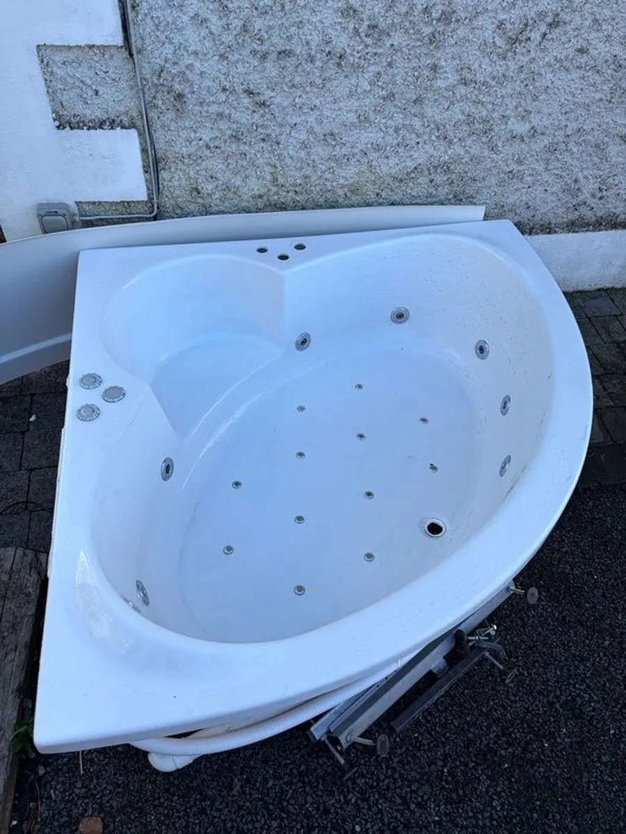 Corner jacuzzi bath - Image 3