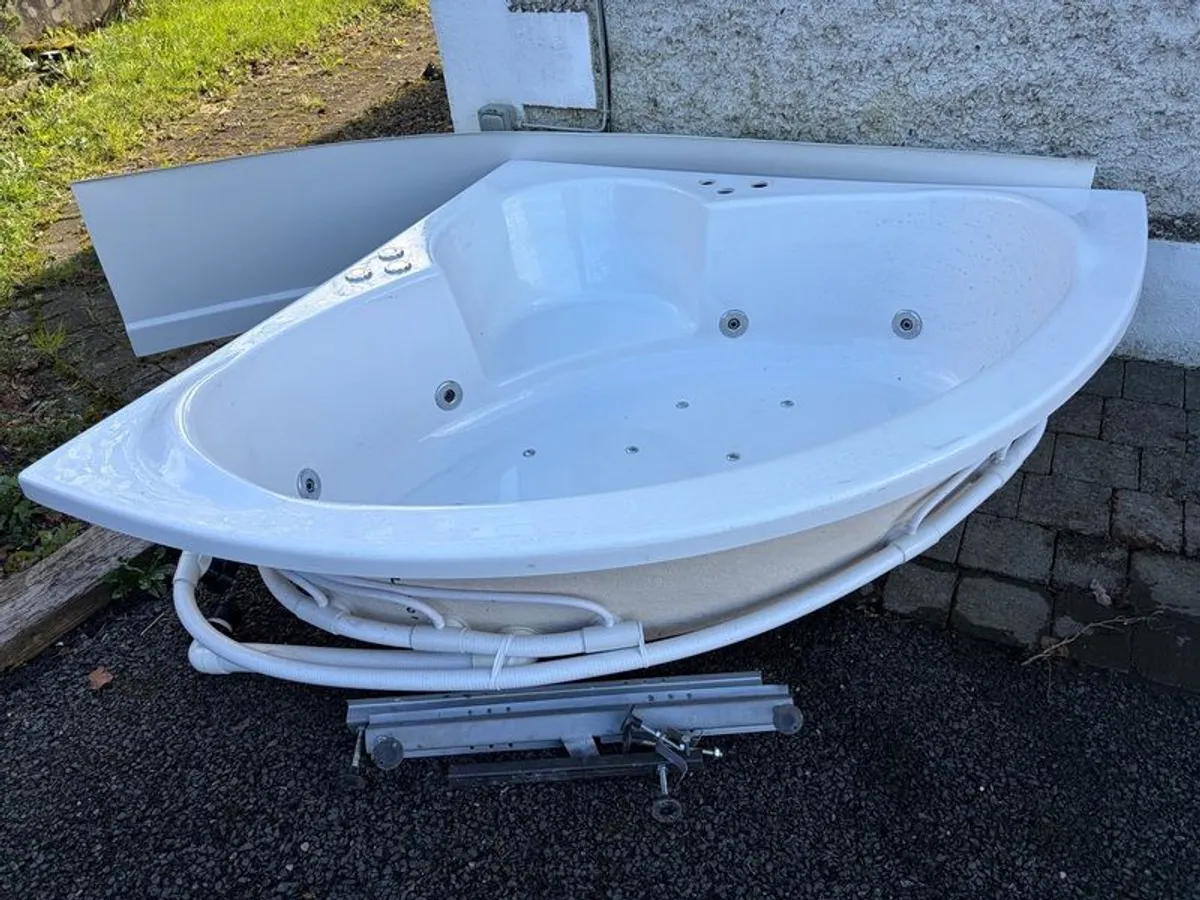 Corner jacuzzi bath - Image 1
