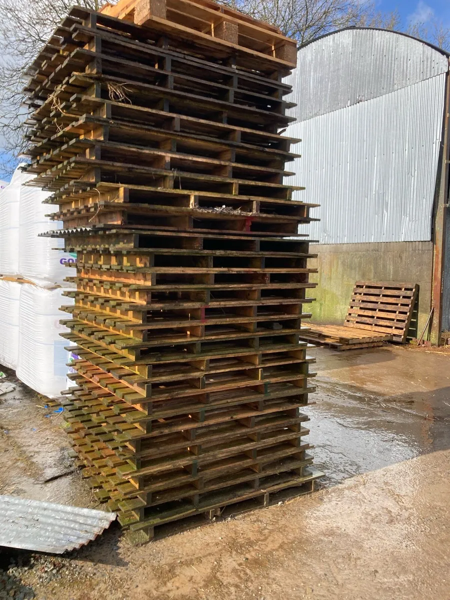 Pallet’s and blue barrels