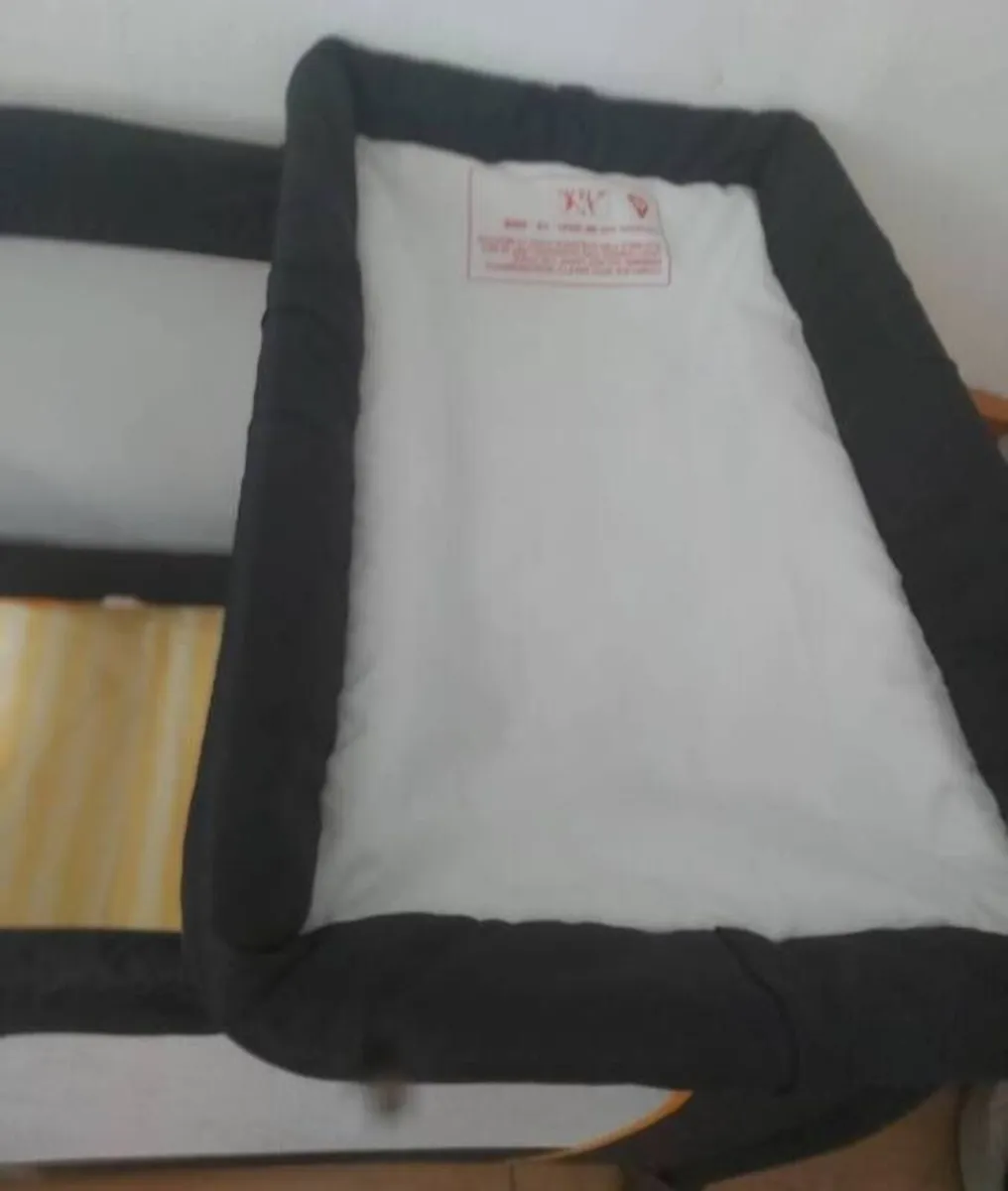 Babylo travel cot with changer - Image 4