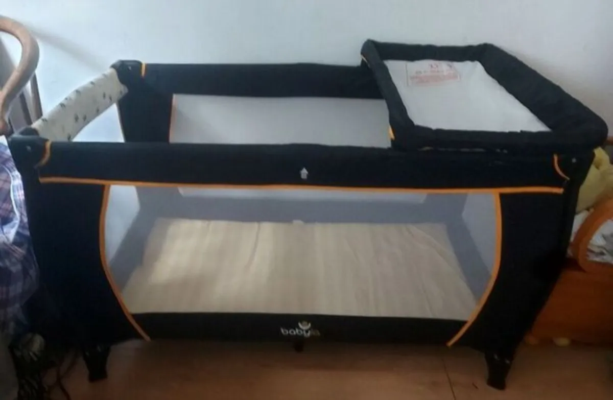 Babylo travel cot with changer - Image 1