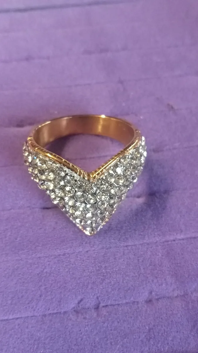 Beautiful Dress Ring - Image 3