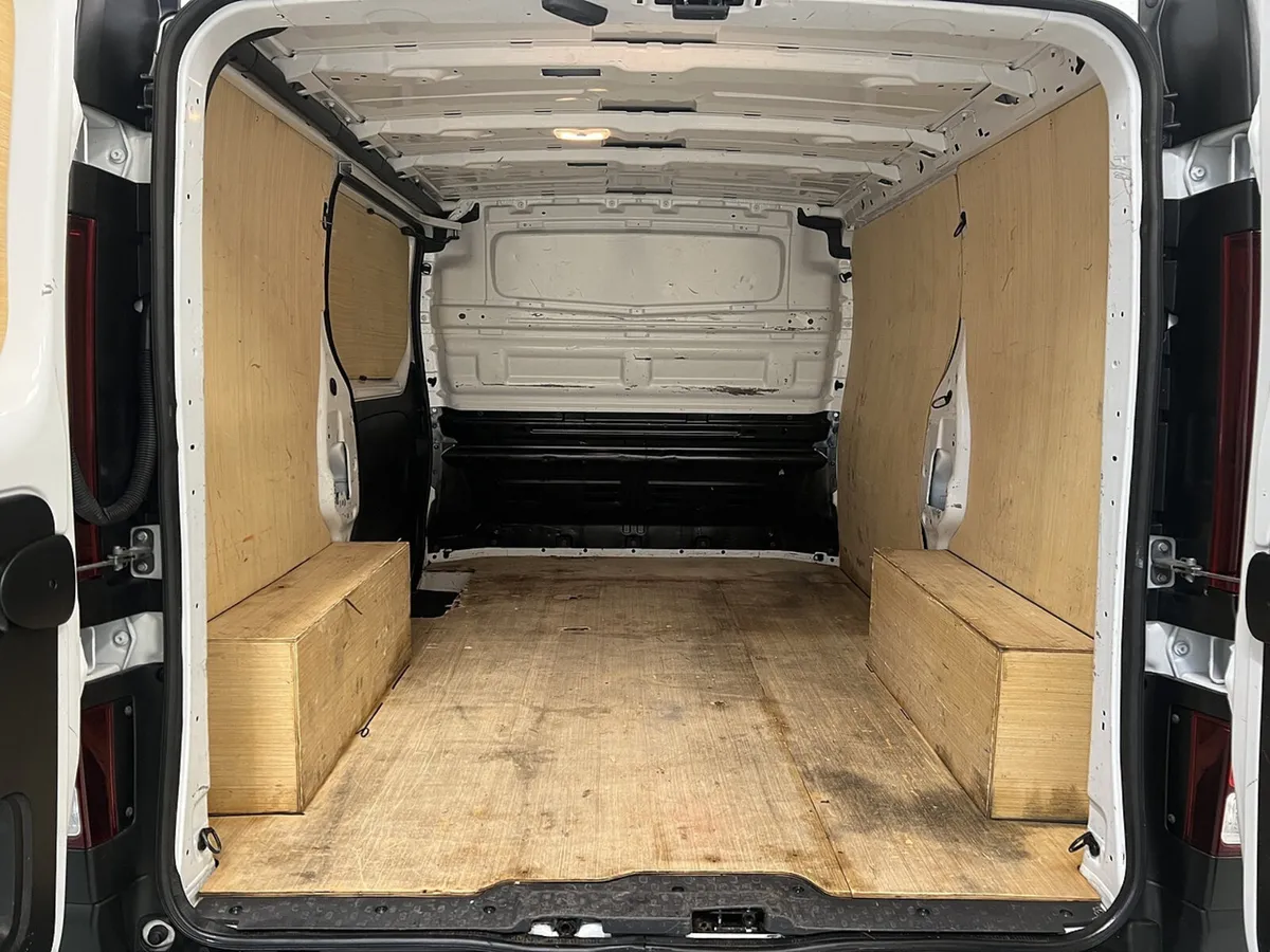 2023 Renault Trafic Panel Van - Image 2