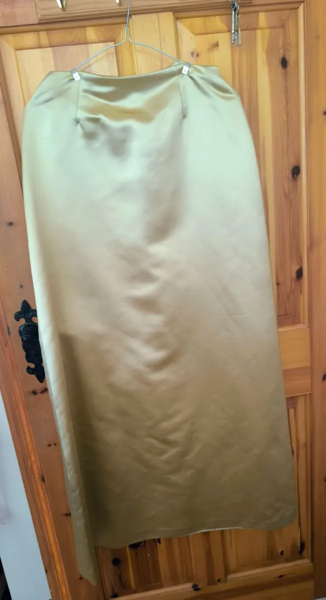 Gold and black corset top and skirt - Image 2