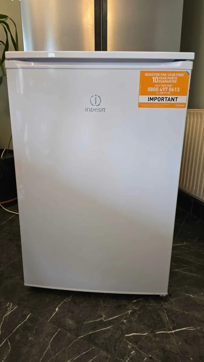 Indesit undercounter free standing larder fridge - Image 1