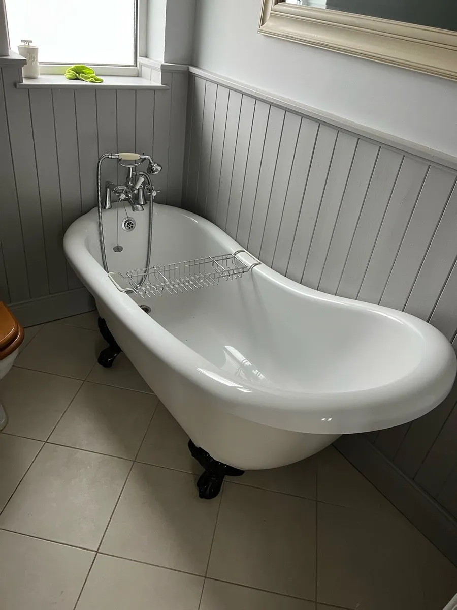 Roll top bath - Image 1