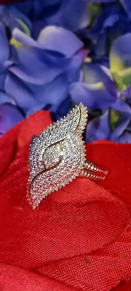 Beautiful Diamond Ring - Image 1