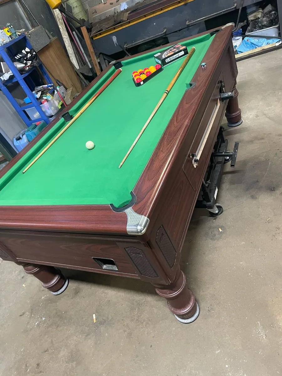 Pool table - Image 1