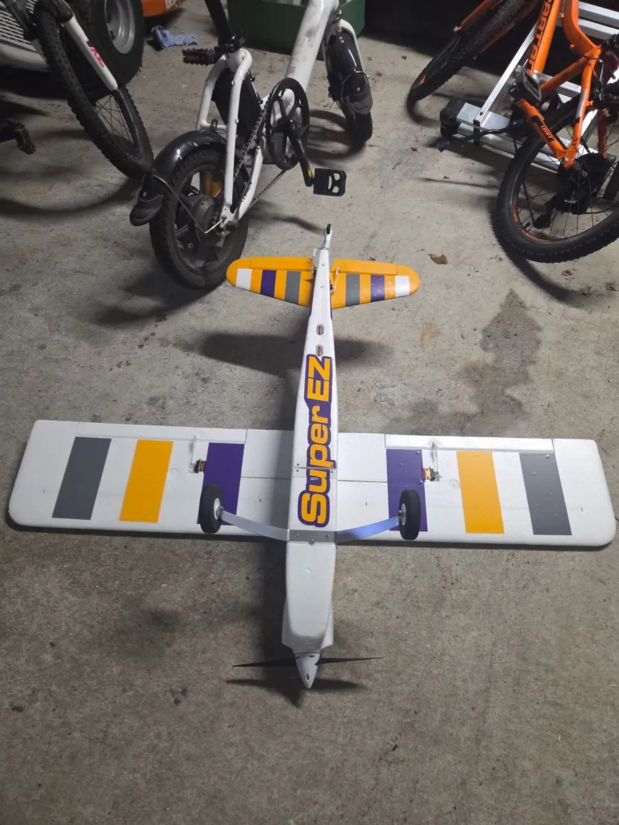 Rc plane with controller and charger - Image 4