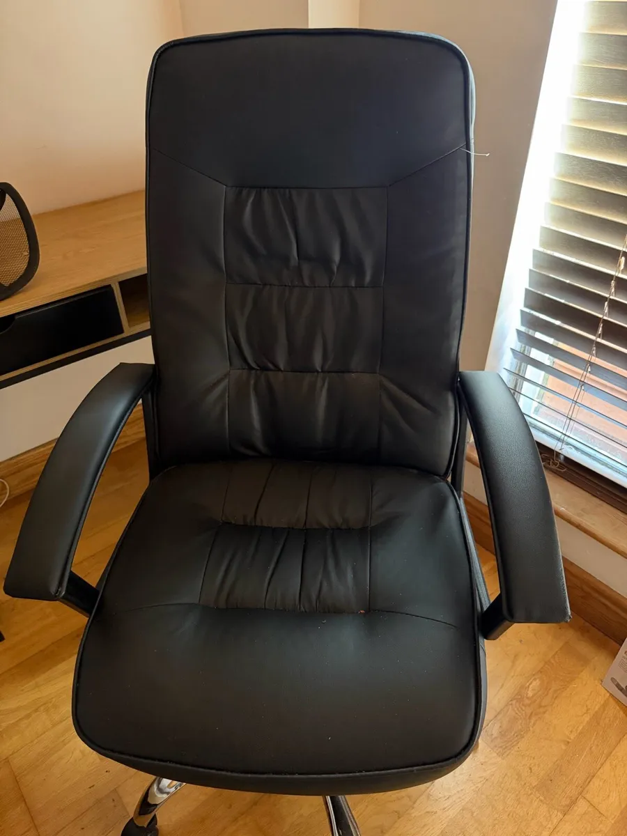 Office desk and chair - Image 3