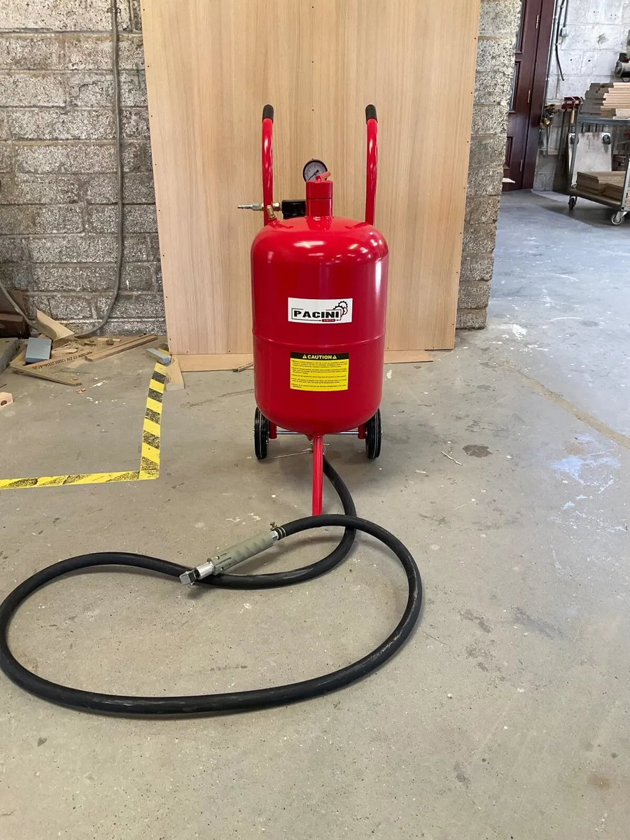 10 gallon sandblasting pot - Image 1