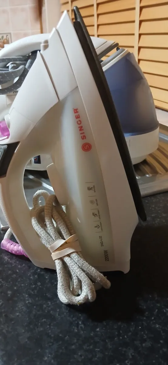 STEAM IRON - Image 1