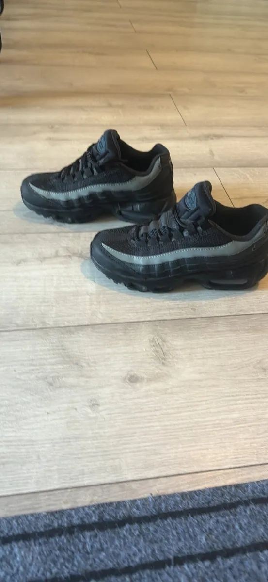 Nike air max Junior kids size 4 - Image 2