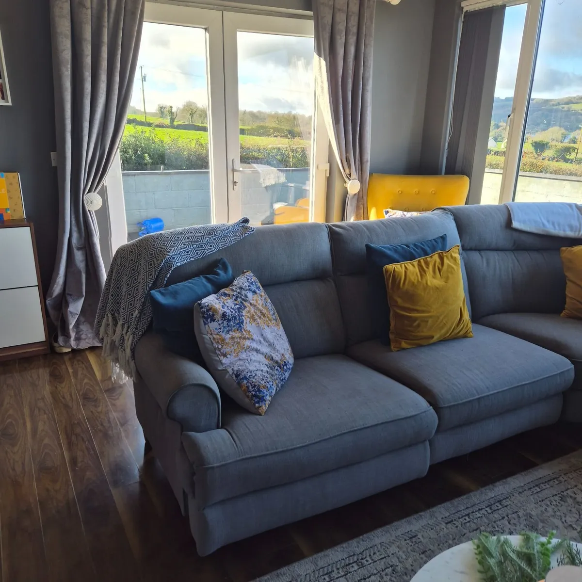 Corner couch - Image 1