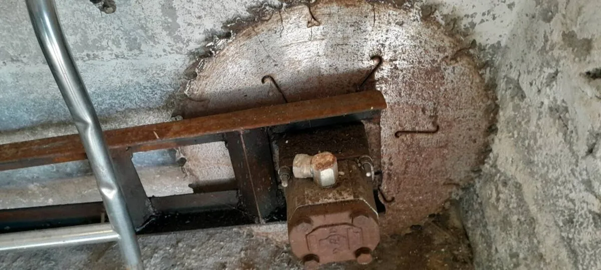 Saw head and Hydraulic pump