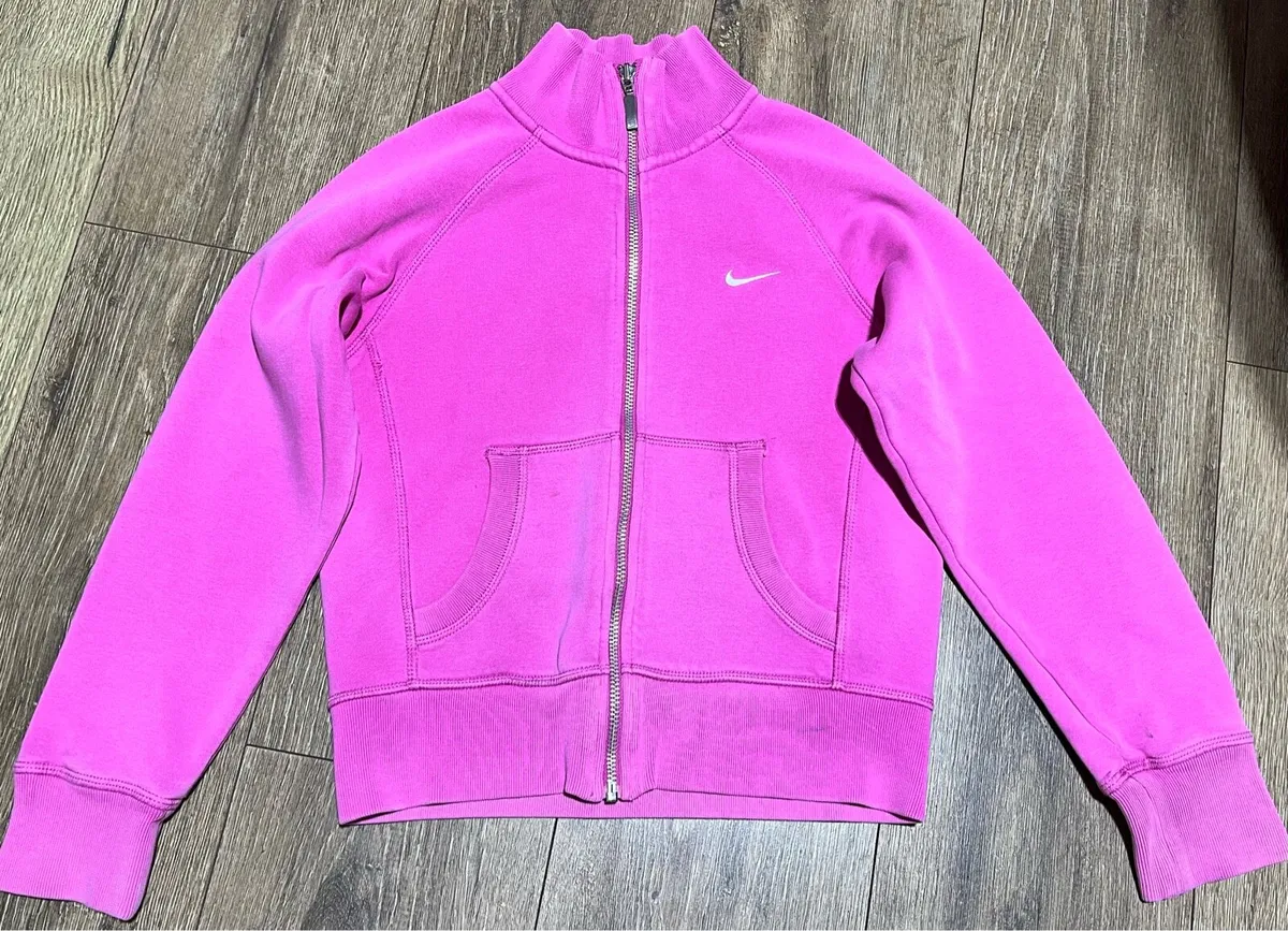 Nike top in perfect condition - Image 2