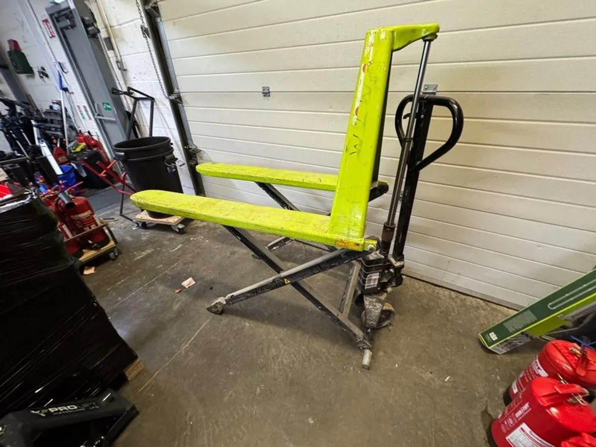 Scissors Pallet Truck - Image 1