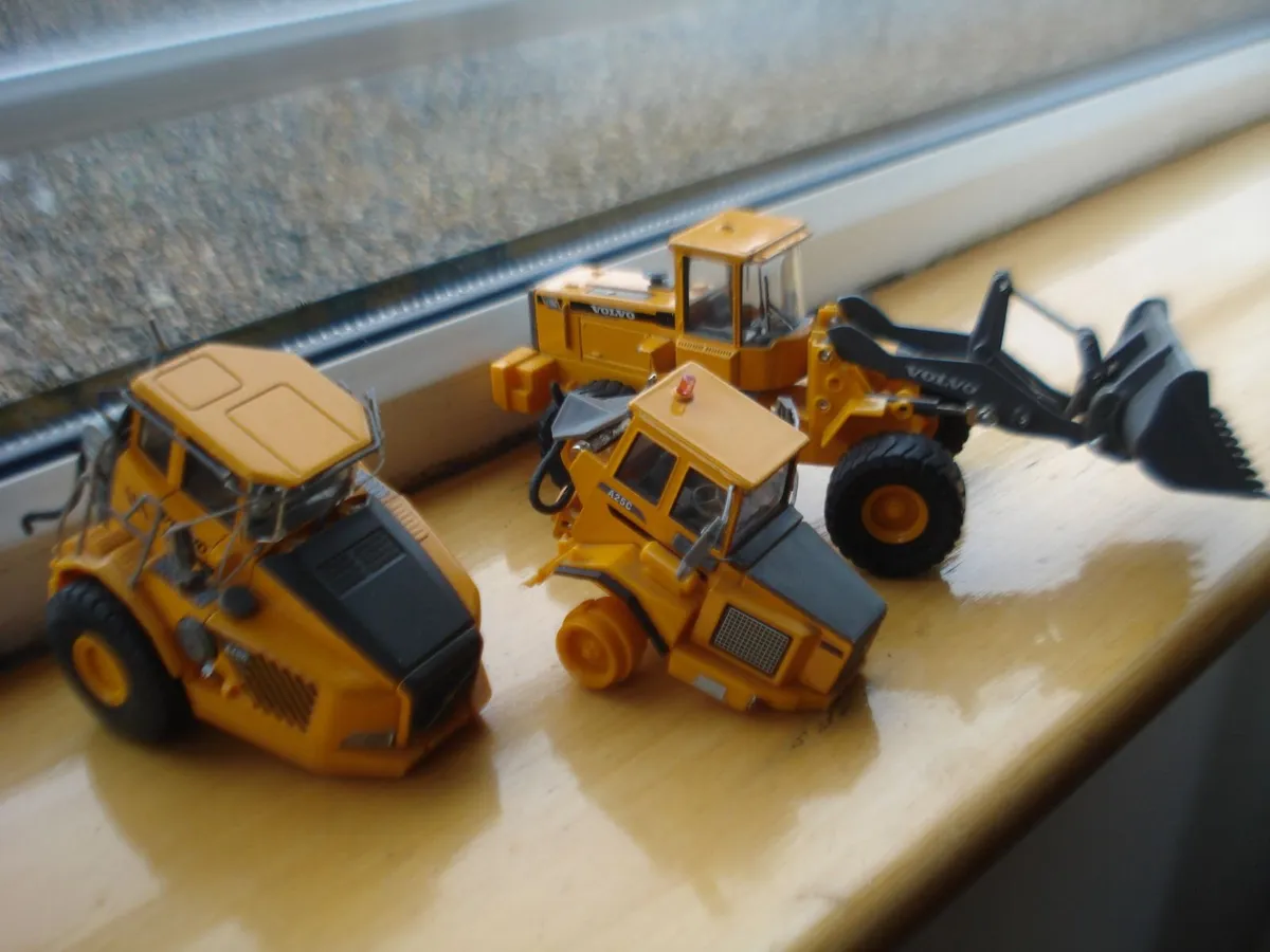 VOLVO DIECAST METAL MODEL WHEEL LOADER & CABS. - Image 2