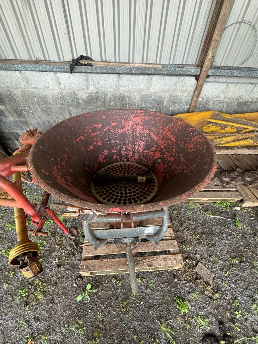 Fertiliser Spreader - Image 4