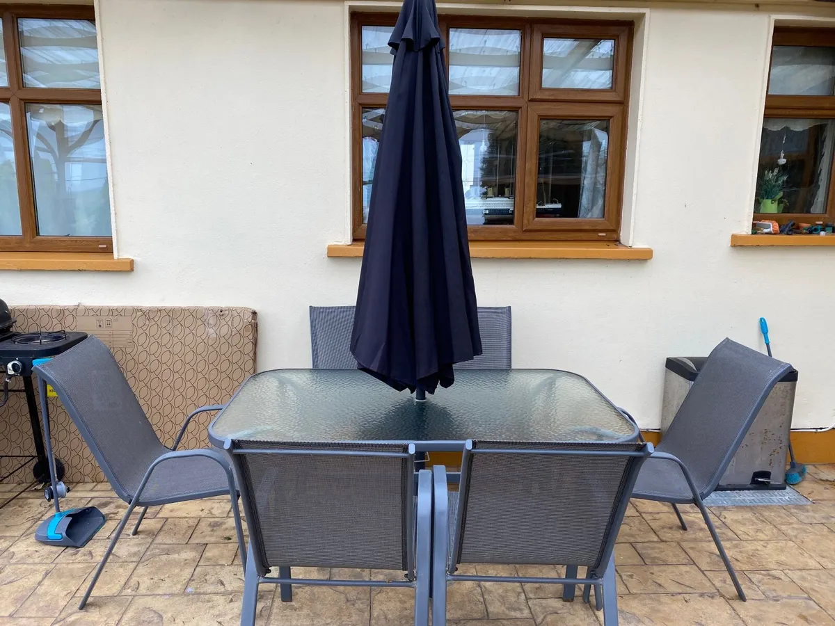 Patio table & chairs - Image 1