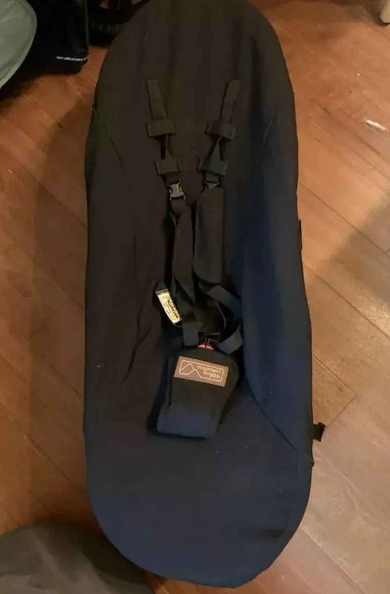 Carrycot plus rear facing seat for MB twin buggy - Image 3