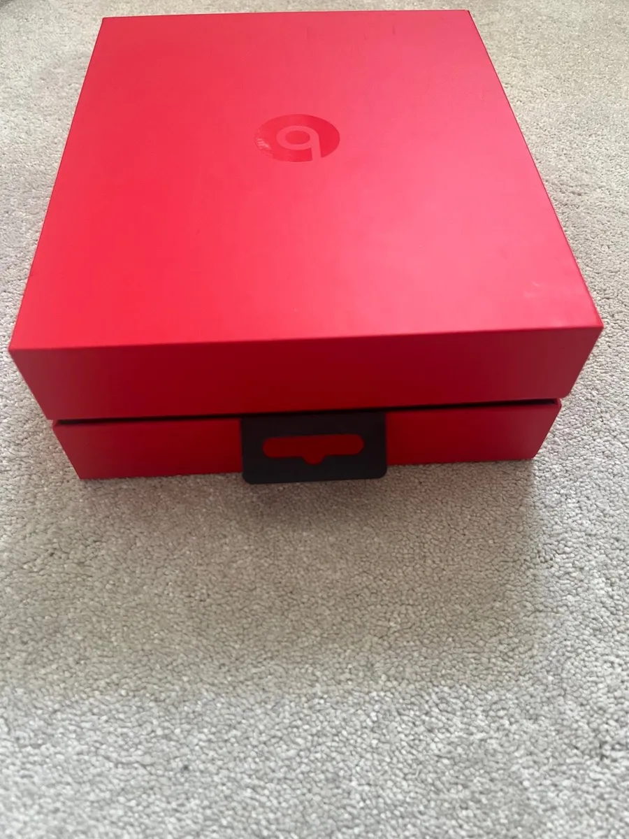 Apple beats over headphones - Image 1