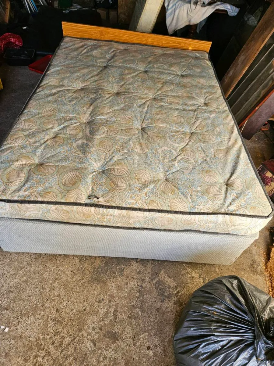 Double bed - Image 1