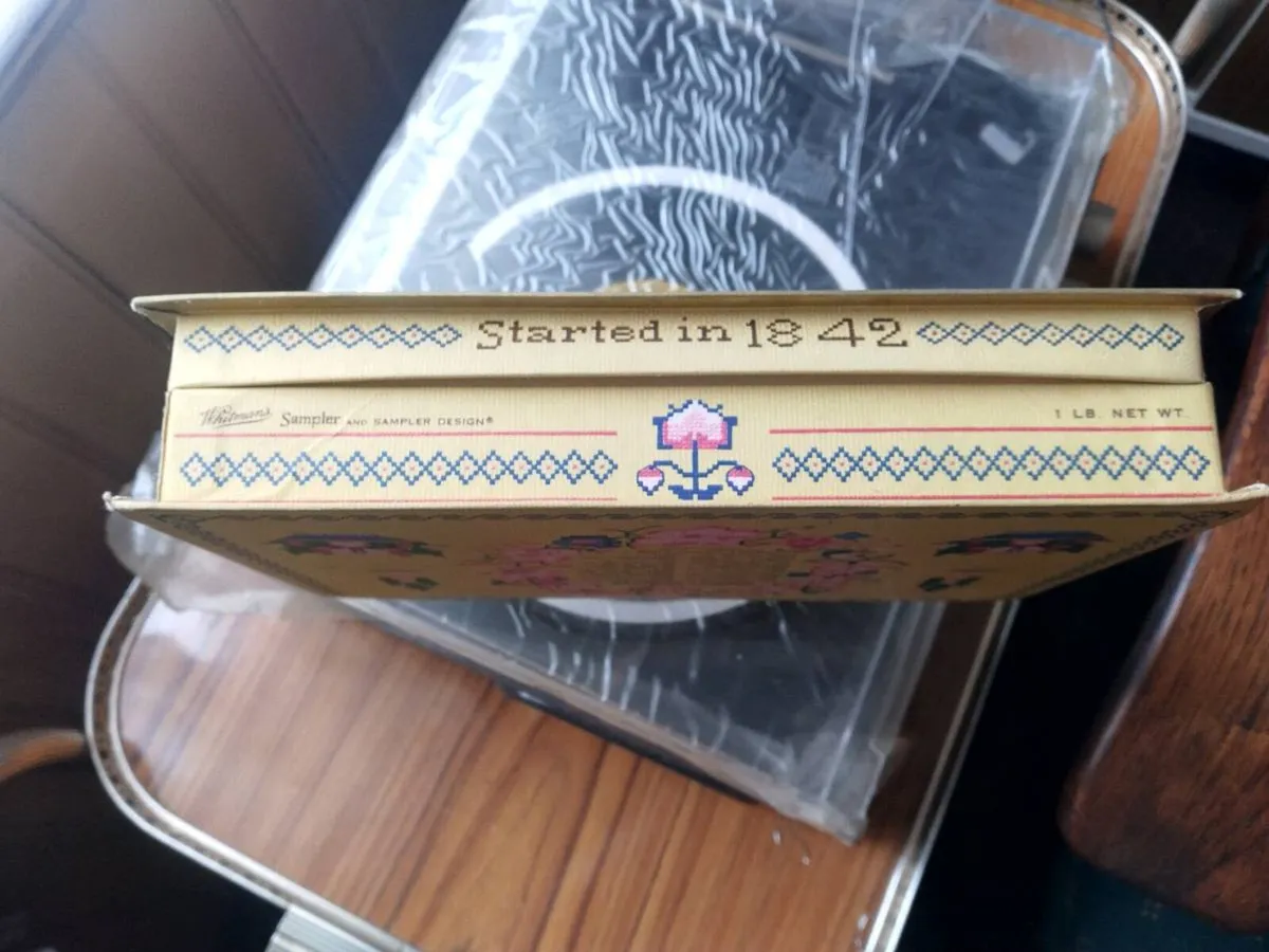 Vintage Whitman's Sampler chocolate box - Image 4