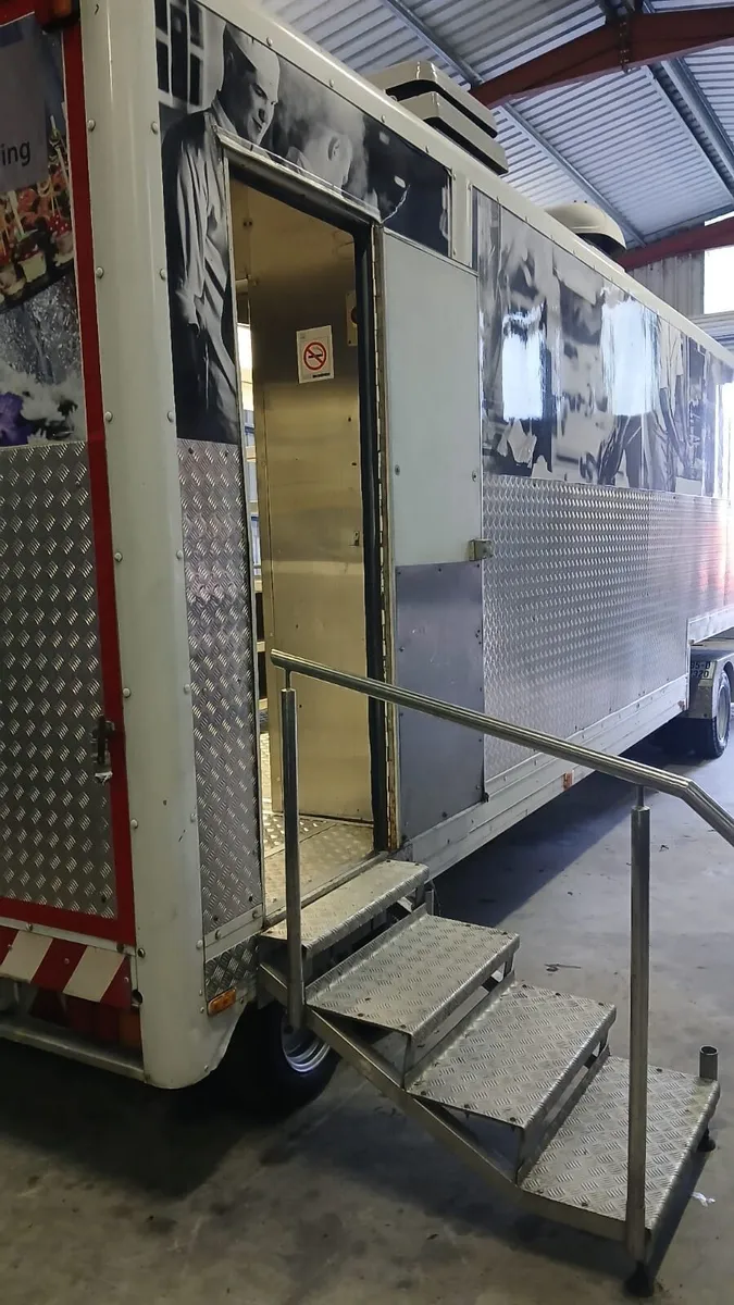 Iveco food truck - Image 2