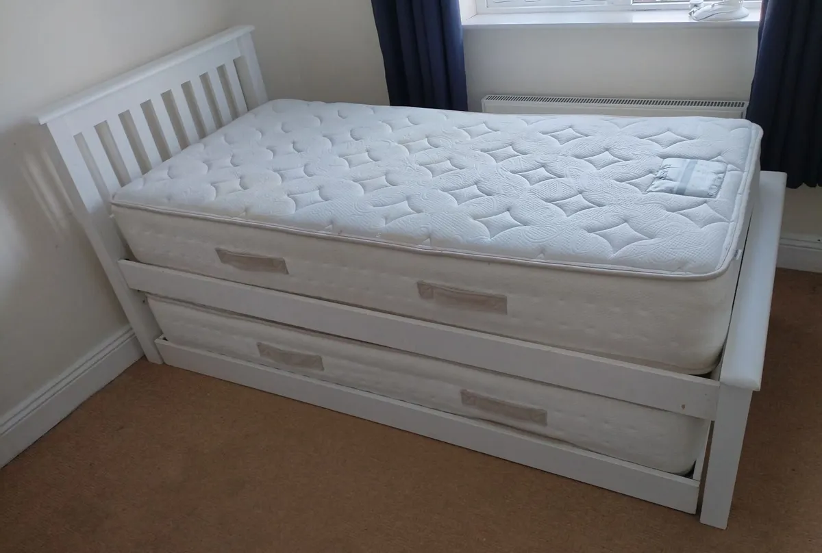 single bed - Image 1