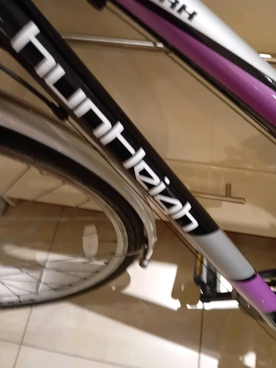 LADIES OR GIRLS BIKE 28 INCH WHEELS - Image 1