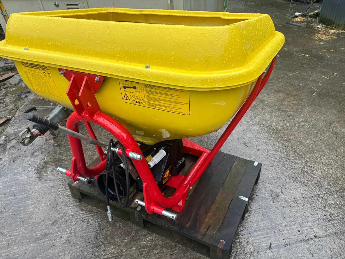 New Cosmo Wagtail Fertiliser Spreader - Image 2
