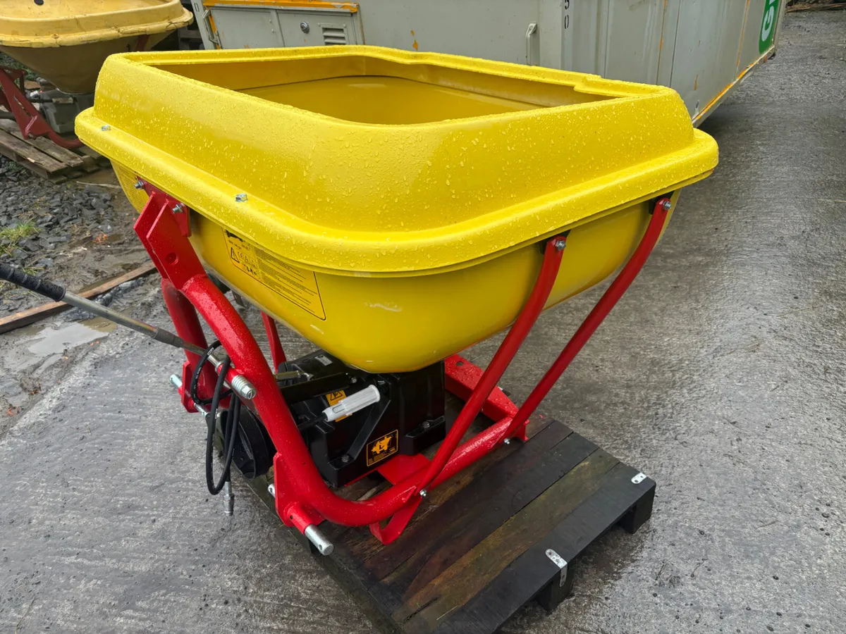 New Cosmo Wagtail Fertiliser Spreader - Image 1