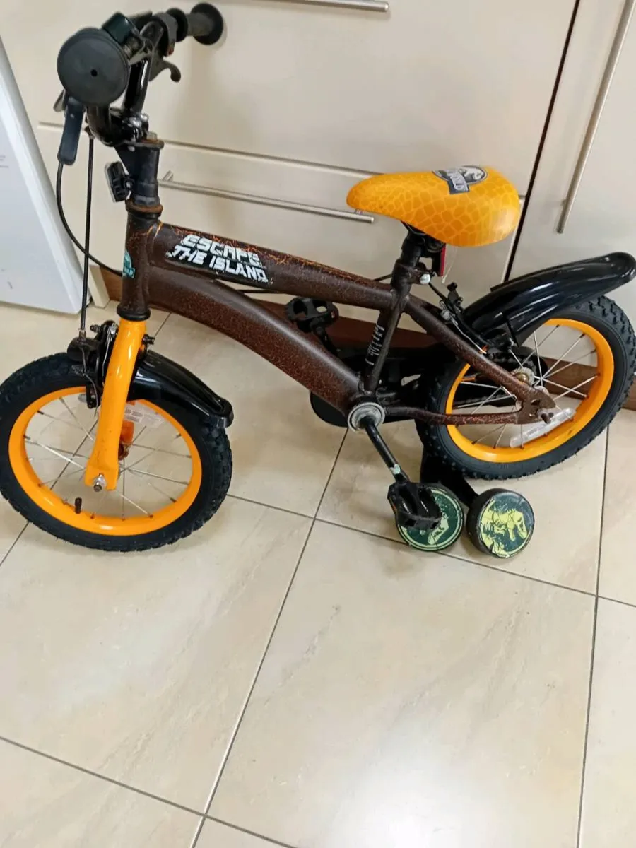 BOYS BICYCLE NEW WITH STABILERS