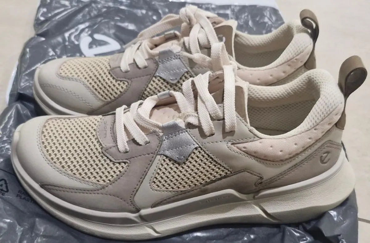 Ladies Ecco Trainers size 6. EU 39 - Image 2