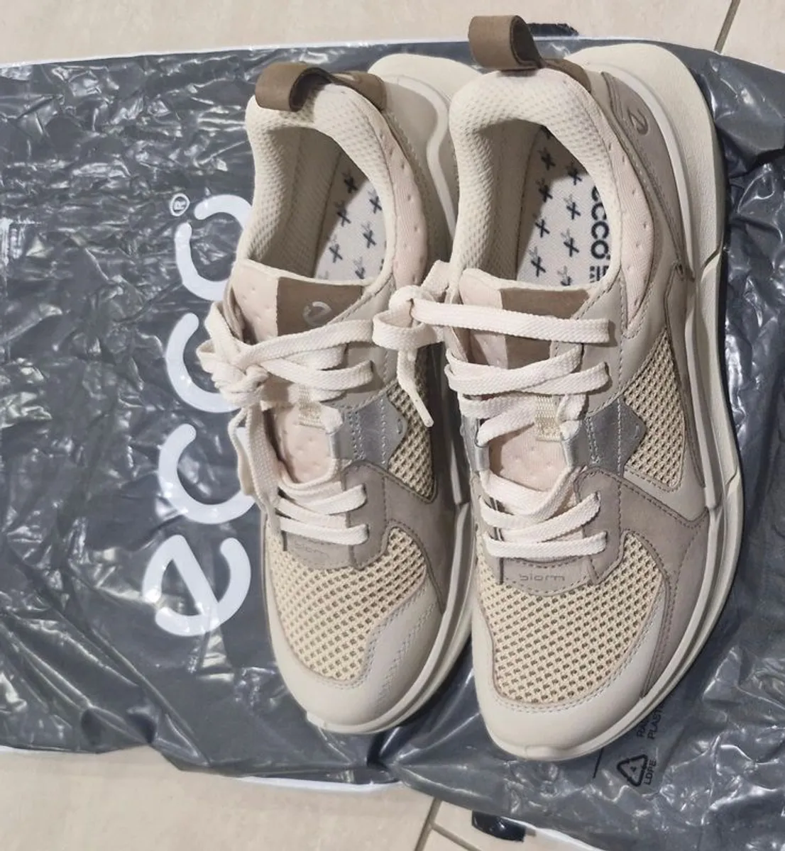 Ladies Ecco Trainers size 6. EU 39 - Image 3