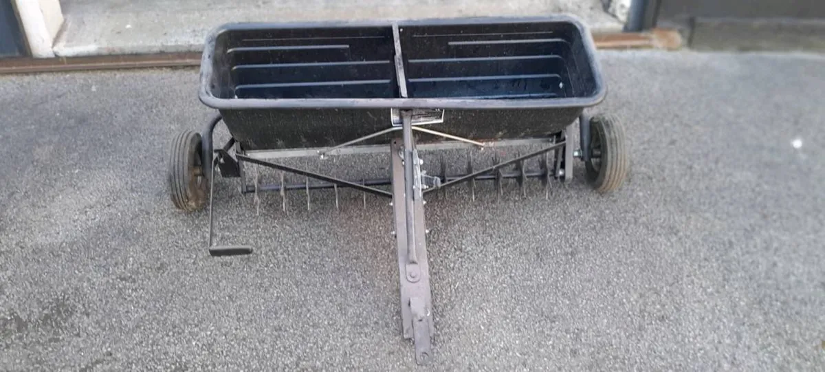 Fertiliser with combined aerator - Image 1