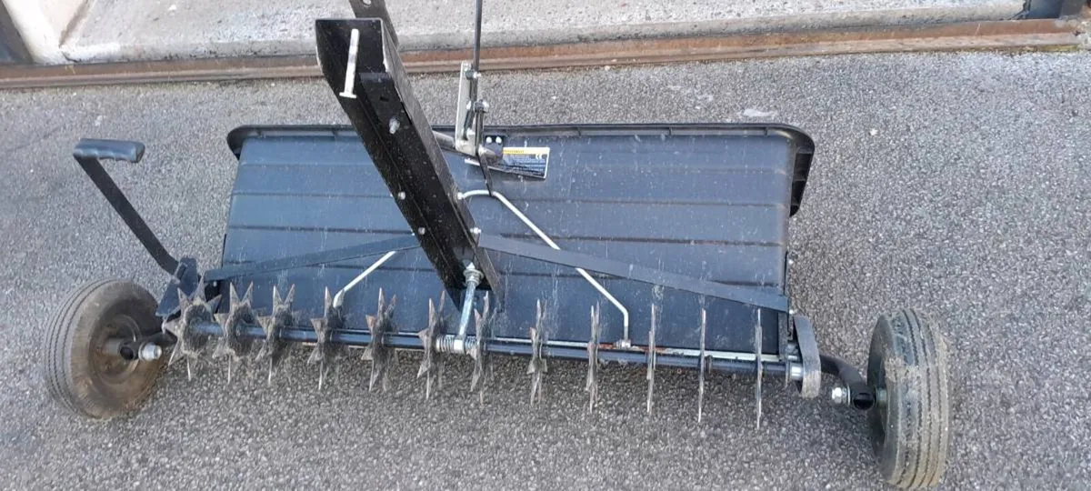 Fertiliser with combined aerator - Image 3