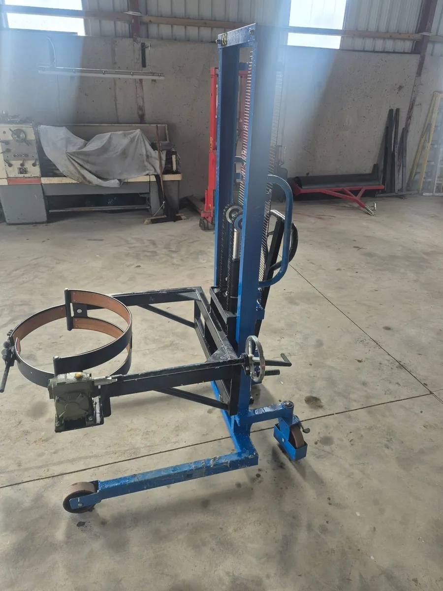 Barrel lifter and tipper - Image 1