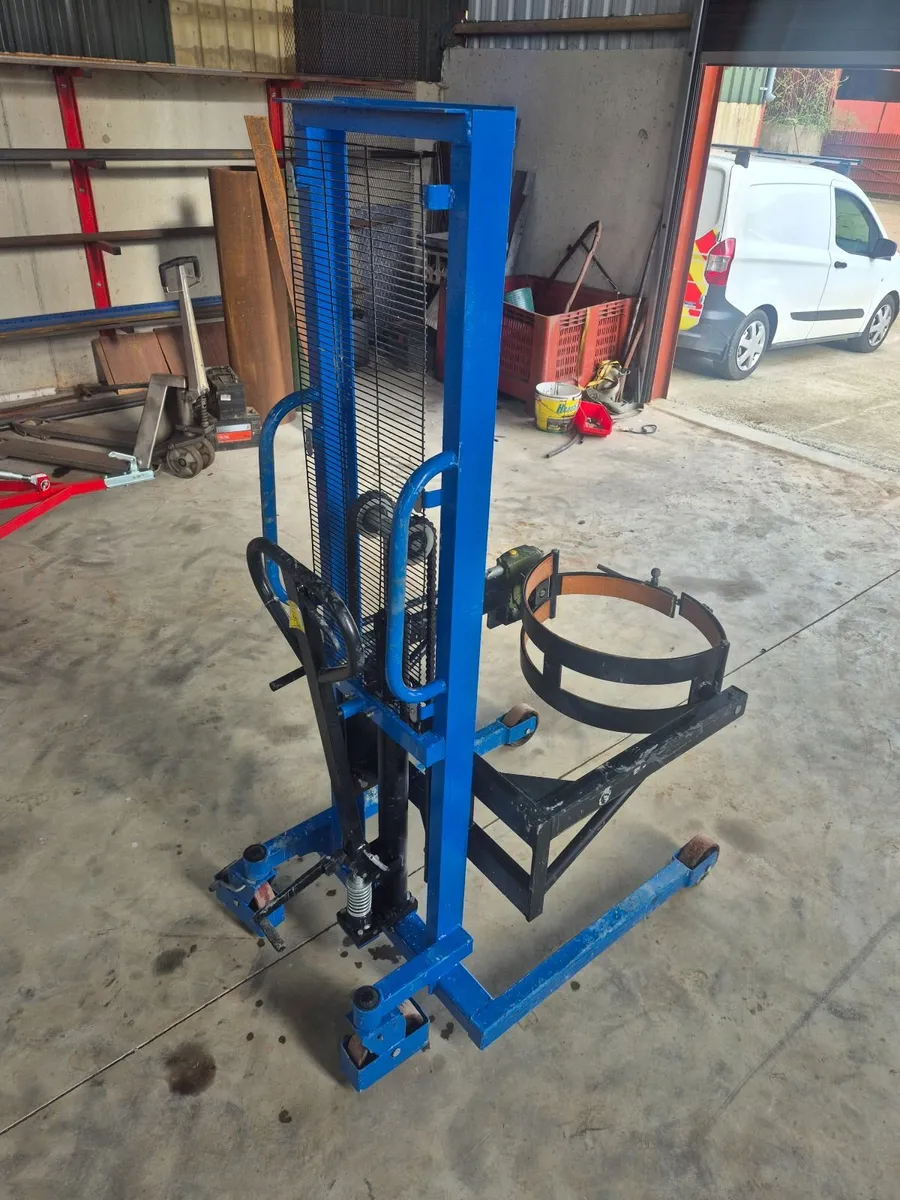 Barrel lifter and tipper - Image 2