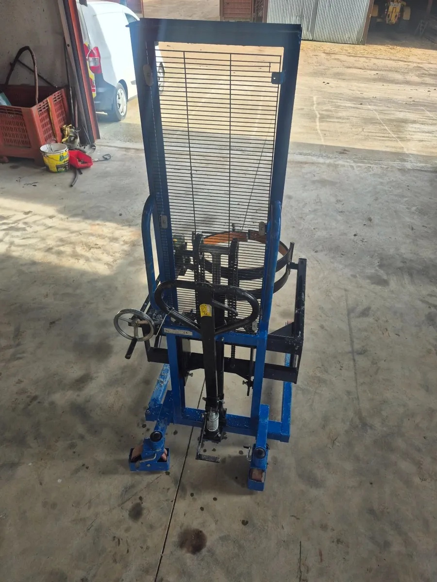 Barrel lifter and tipper - Image 4