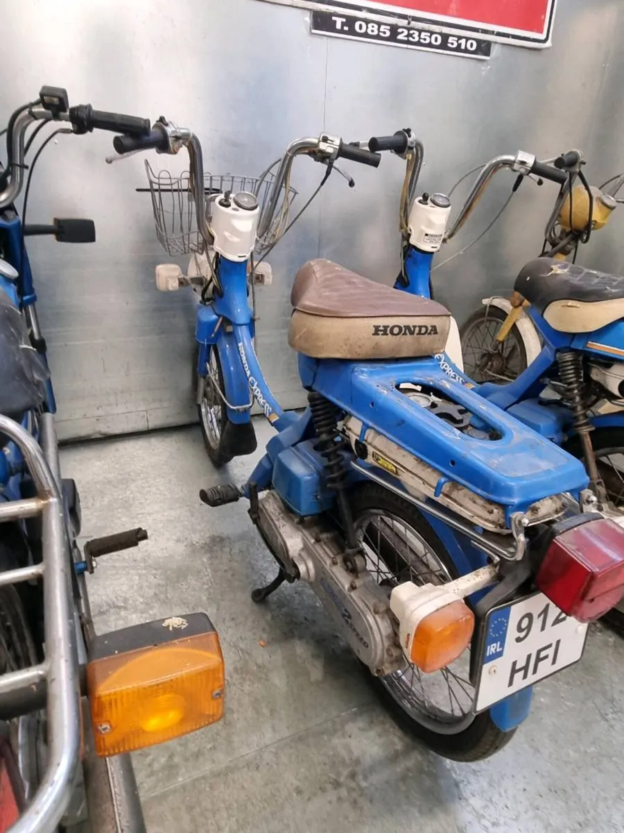 2 Grand for the lot 6 Honda Scooters - Image 3