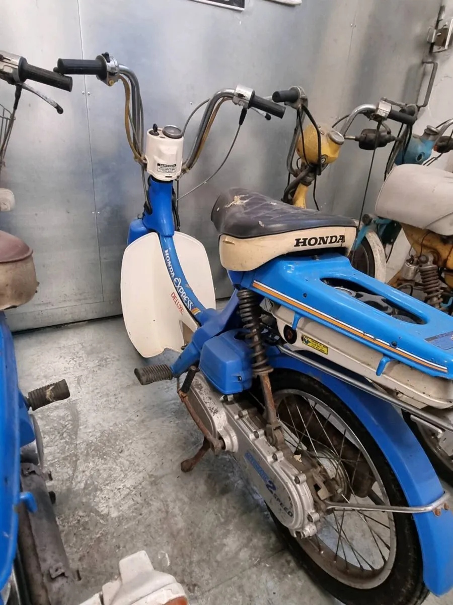 2 Grand for the lot 6 Honda Scooters - Image 4