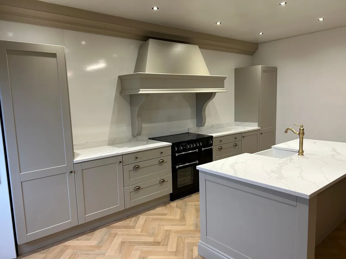 Belfast sink Large kitchen with over mantle - Image 1