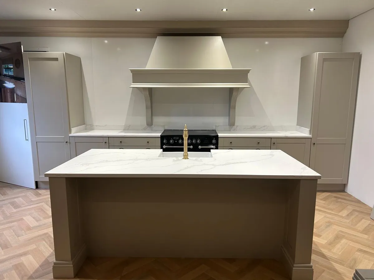 Belfast sink Large kitchen with over mantle - Image 4