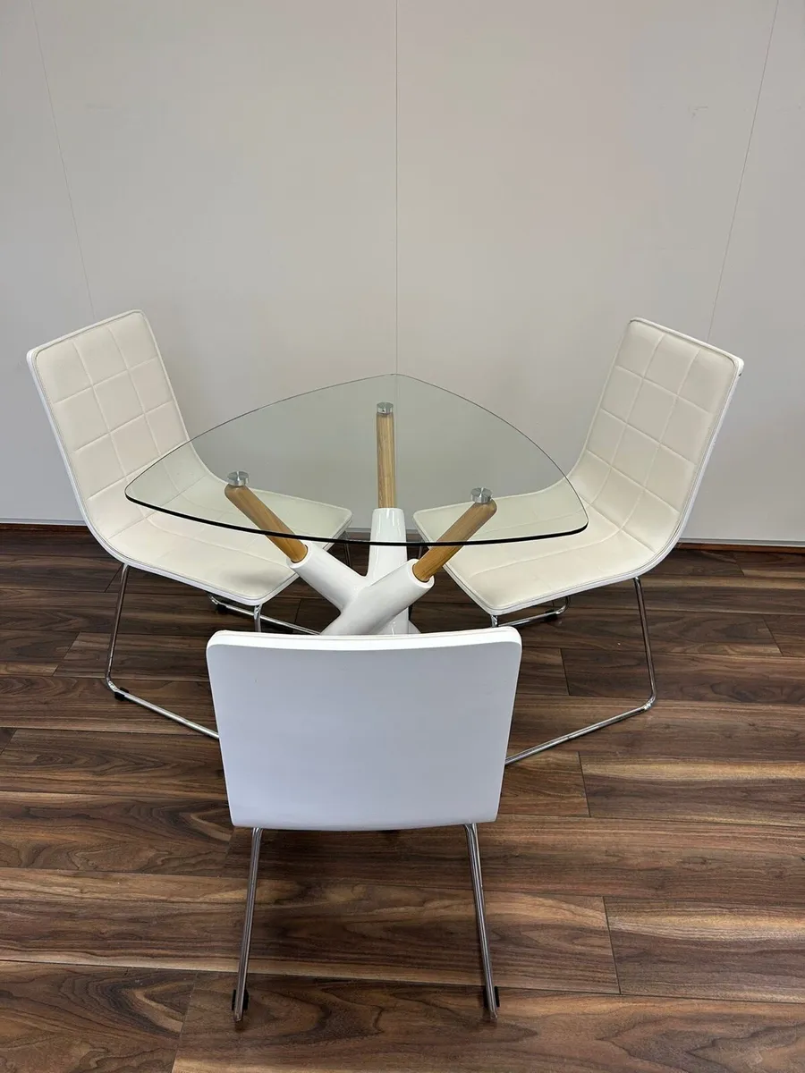 Table and chairs - Image 1