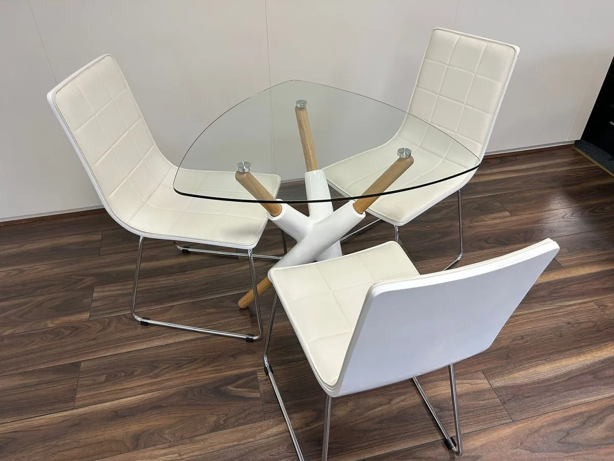 Table and chairs - Image 2