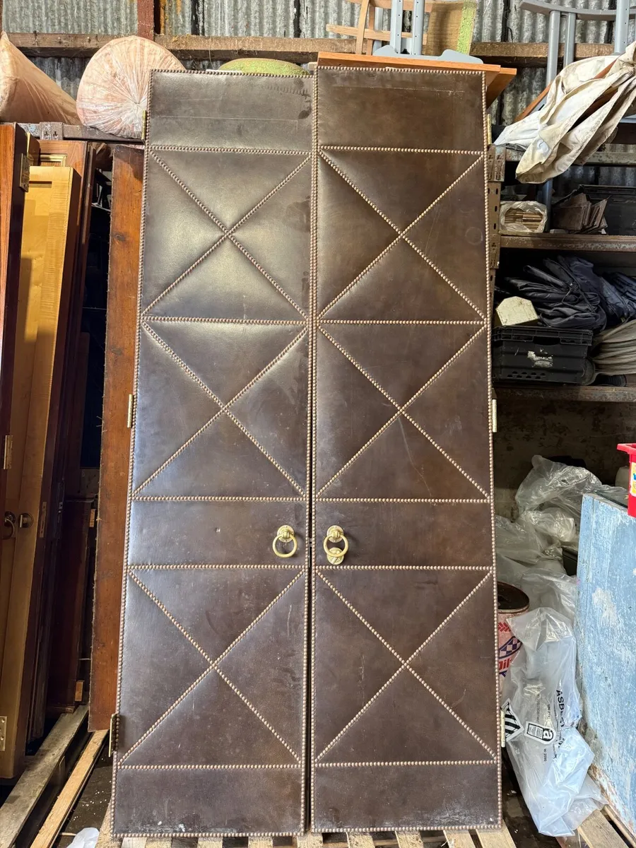 Selection top end hotel doors. - Image 1